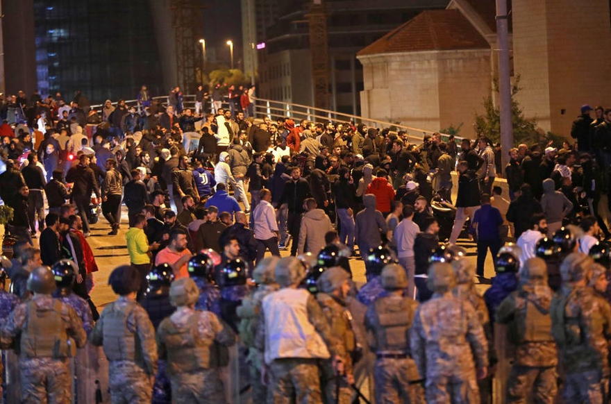 Soldados del ejército libanés y la policía antidisturbios se desplegaron en medio de enfrentamientos entre partidarios de los grupos chiítas Hezbolá y Amal y manifestantes antigubernamentales en la capital Beirut, el 25 de noviembre de 2019. (Foto de ANWAR AMRO / AFP)