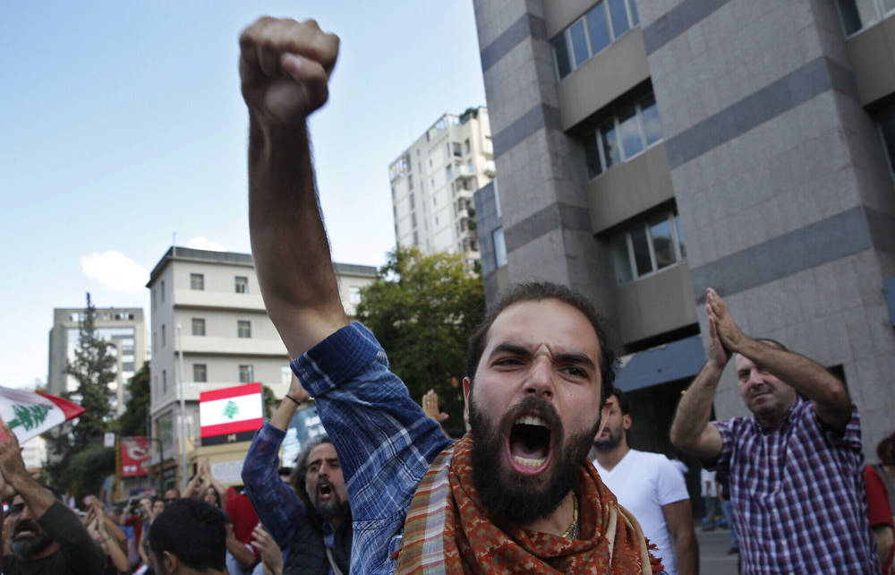 En esta foto de archivo del 29 de octubre de 2019, un manifestante antigubernamental grita consignas después de ser atacado por partidarios de Hezbolá, en Beirut, Líbano. (Foto AP / Hussein Malla, archivo)