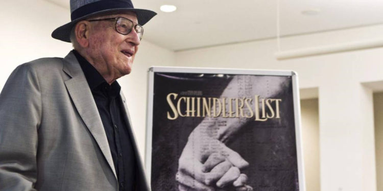 El sobreviviente croata de Auschwitz, Branko Lustig, se encuentra junto a un póster de la película La lista de Schindler en el memorial del Holocausto Yad Vashem en Jerusalén, 22 de julio de 2015. (Nir Elias / Pool Photo vía AP)