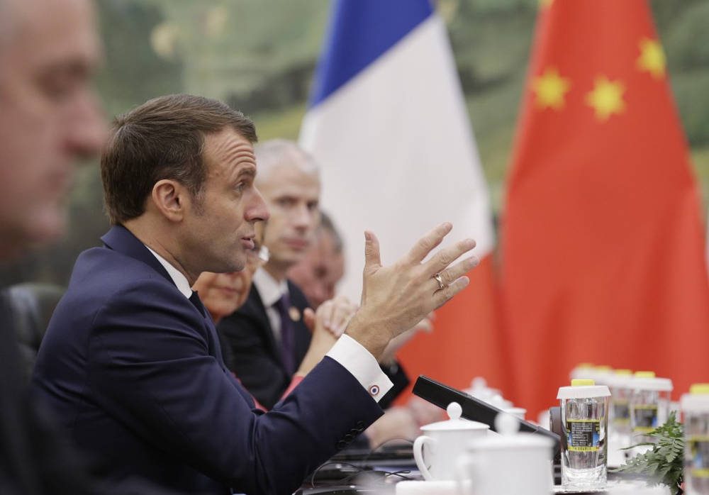 El presidente francés, Emmanuel Macron, habla durante una reunión con el primer ministro chino Li Keqiang (no en la foto) en el Gran Salón del Pueblo en Beijing el 6 de noviembre de 2019. (JASON LEE / POOL / AFP)