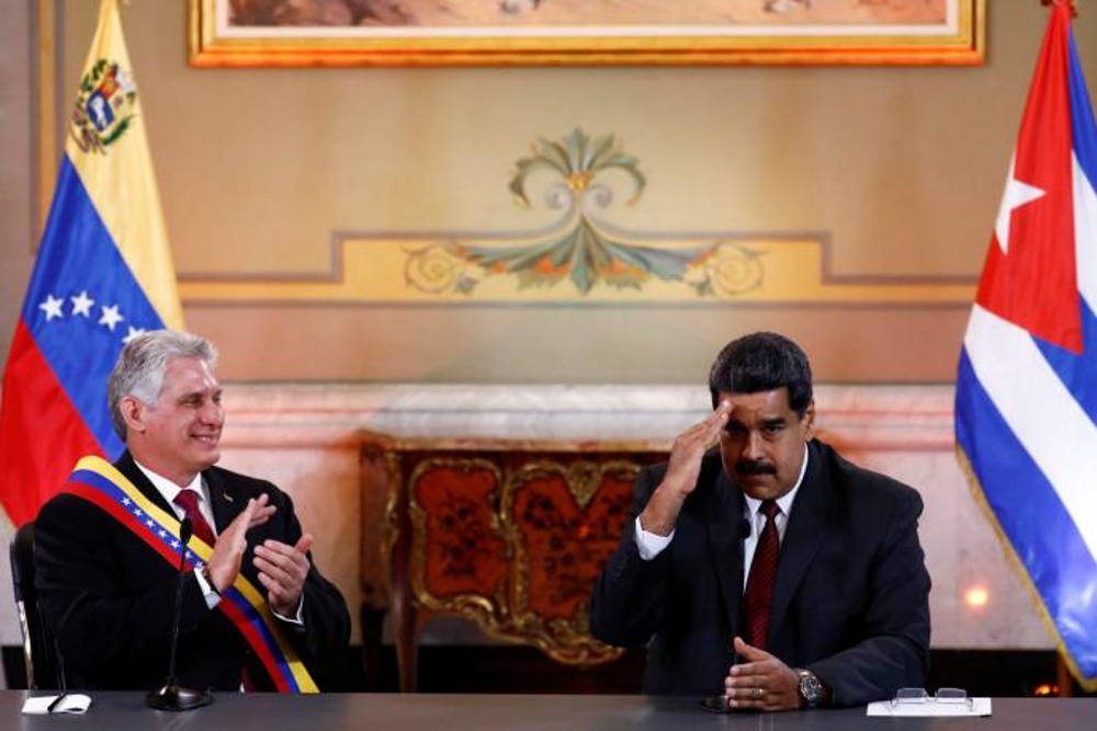 El presidente de Venezuela, Nicolás Maduro, saluda al lado del presidente de Cuba, Miguel Diaz-Canel, durante una reunión en el Palacio de Miraflores en Caracas, en mayo del 2018. - MARCO BELLO / REUTERS