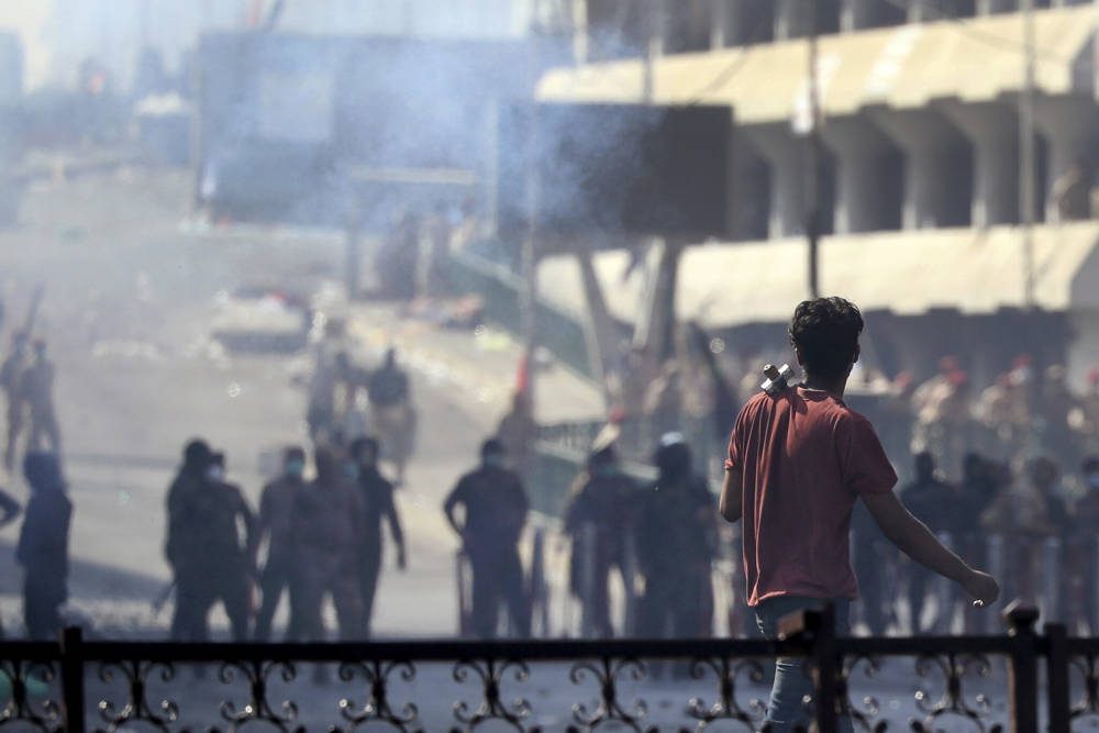 La policía antidisturbios iraquí dispara gases lacrimógenos para dispersar a los manifestantes antigubernamentales reunidos en el puente en el centro de Bagdad, Iraq, 9 de noviembre de 2019. (Foto AP / Hadi Mizban)