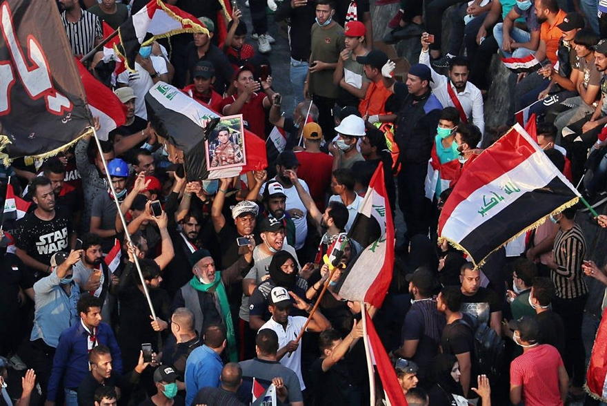 En esta foto del jueves 31 de octubre de 2019, los dolientes y los manifestantes llevan el ataúd cubierto con la bandera de Mohammed Sadiq durante su funeral durante una manifestación en la plaza Tahrir en Bagdad, Irak. Sadiq fue asesinado mientras participaba en las protestas en curso contra el gobierno, dijo su familia. (Foto AP / Hadi Mizban)