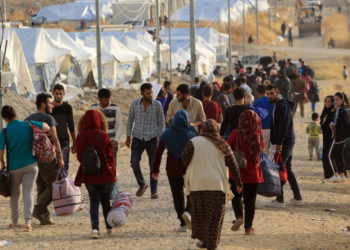 Familias desplazadas sirias, que huyeron de la violencia después de la ofensiva turca. (Crédito de la foto: REUTERS)