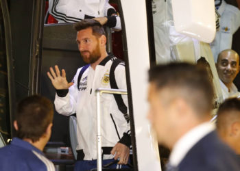 El delantero argentino Lionel Messi llega al hotel Hilton en Tel Aviv el 17 de noviembre de 2019, antes del partido amistoso de fútbol entre Uruguay y Argentina. (Jack GUEZ / AFP)