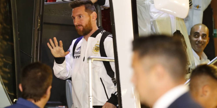 El delantero argentino Lionel Messi llega al hotel Hilton en Tel Aviv el 17 de noviembre de 2019, antes del partido amistoso de fútbol entre Uruguay y Argentina. (Jack GUEZ / AFP)