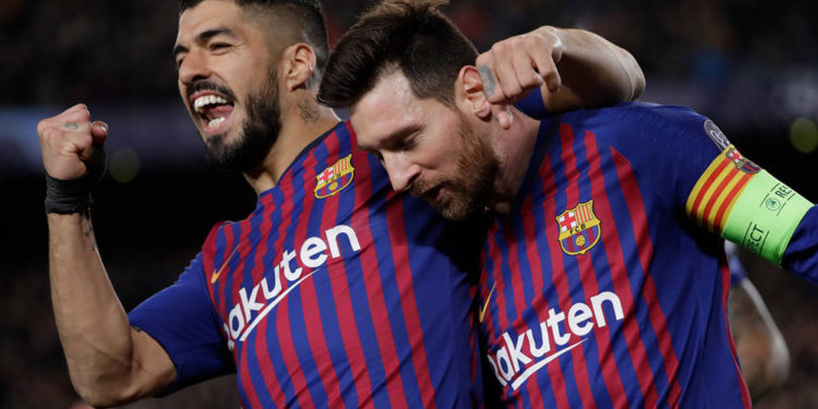 Lionel Messi de Barcelona, ​​derecha, y Luis Suárez, izquierda, celebran después de un gol de Messi en Barcelona, ​​España, 13 de marzo de 2019. (Foto AP / Emilio Morenatti)