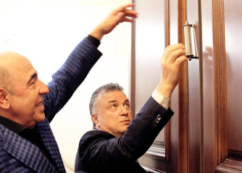 Pesidente del Congreso Judío Euroasiático (EAJC), el Dr. Michael Mirilashvili y Verkhovna Rada del presidente de Ucrania, Dmytro Razumkov, colocaron una mezuzá en el Parlamento de Ucrania. (EAJC) (Crédito de la foto: cortesía)