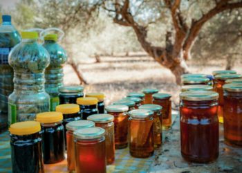 Miel vendida por drusos israelíes en un puesto de carretera en el área de Carmel en el norte de Israel, 29 de julio de 2017. Foto de Anat Hermony / Flash90.