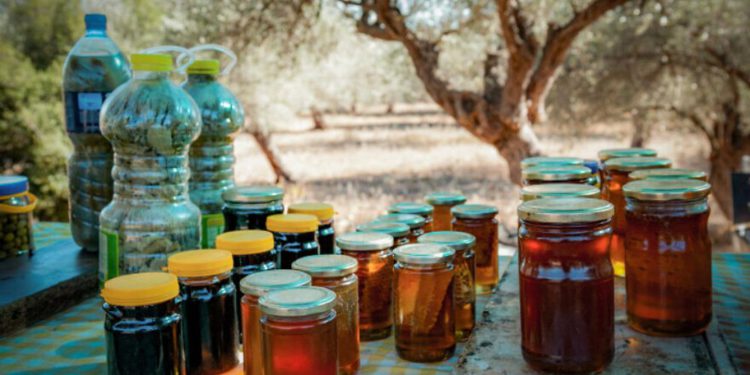 Miel vendida por drusos israelíes en un puesto de carretera en el área de Carmel en el norte de Israel, 29 de julio de 2017. Foto de Anat Hermony / Flash90.