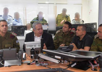 Jefe de las FDI, Aviv Kohavi, Primer Ministro Benjamin Netanyahu y Director de Shin Bet Nadav Argaman (en negro) durante el ataque aéreo que mató a Baha Abu al-Ata (Foto: Kobi Gideon)