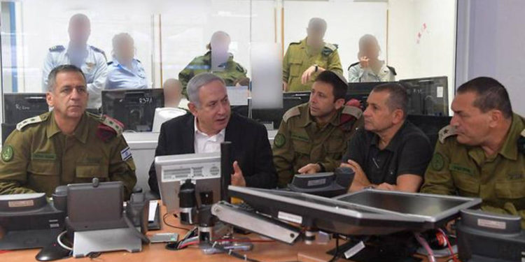 Jefe de las FDI, Aviv Kohavi, Primer Ministro Benjamin Netanyahu y Director de Shin Bet Nadav Argaman (en negro) durante el ataque aéreo que mató a Baha Abu al-Ata (Foto: Kobi Gideon)