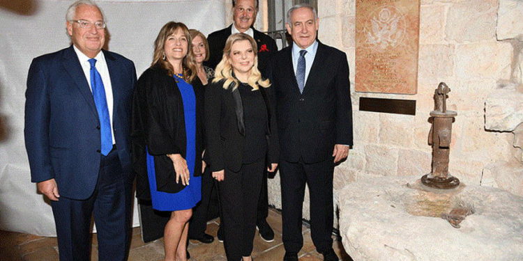 El embajador de Estados Unidos en Israel, David Friedman, con el primer ministro Benjamin Netanyahu y su esposa, Sara | Foto: GPO / Amos Ben Gershom