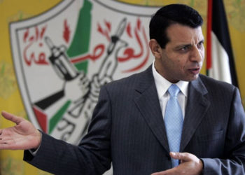 Mohammed Dahlan hace gestos mientras habla durante una entrevista con The Associated Press en su oficina en la ciudad cisjordana de Ramallah el 3 de enero de 2011. (Foto AP / Majdi Mohammed, Archivo)