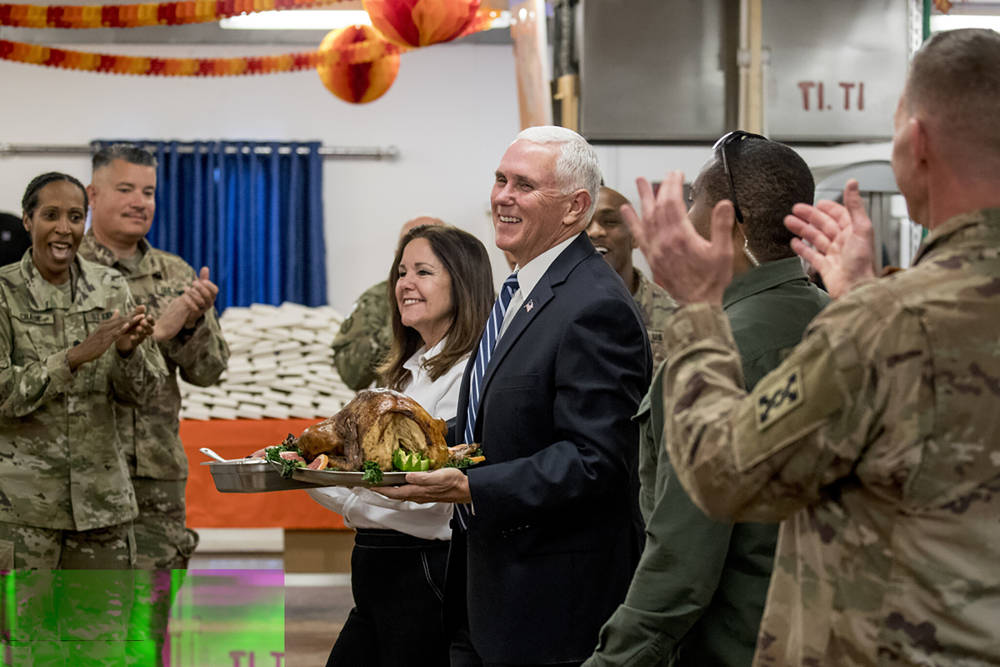 El vicepresidente estadounidense Mike Pence y su esposa Karen Pence llegan con Turquía para servir a las tropas en la base aérea de Al Asad, Iraq, el sábado 23 de noviembre de 2019. La visita es la primera de Pence en Iraq y se produce casi un año después de la sorpresa del presidente Donald Trump. visita al pais. (Foto AP / Andrew Harnik)