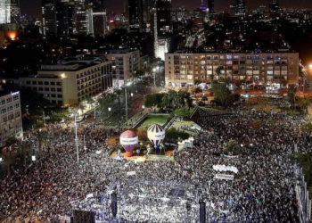 Asistentes a una manifestación que marca 23 años desde el asesinato del primer ministro Yitzhak Rabin, en la Plaza Rabin de Tel Aviv el 3 de noviembre de 2018 (Miriam Alster / Flash90)