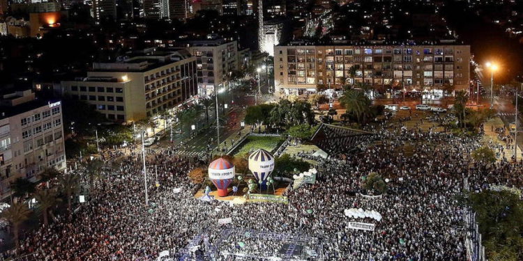 Asistentes a una manifestación que marca 23 años desde el asesinato del primer ministro Yitzhak Rabin, en la Plaza Rabin de Tel Aviv el 3 de noviembre de 2018 (Miriam Alster / Flash90)