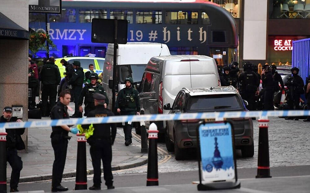 La policía se reúne cerca del Monumento en el centro de Londres, el 29 de noviembre de 2019, después de un ataque punzante en el Puente de Londres (Ben STANSALL / AFP)