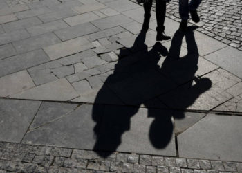 La gente camina por el pavimento, partes de las cuales fueron hechas con lápidas tomadas de un cementerio judío, en la zona peatonal de la Plaza Wenceslao en Praga el 20 de marzo de 2018. (FOTO AFP / Michal CIZEK)