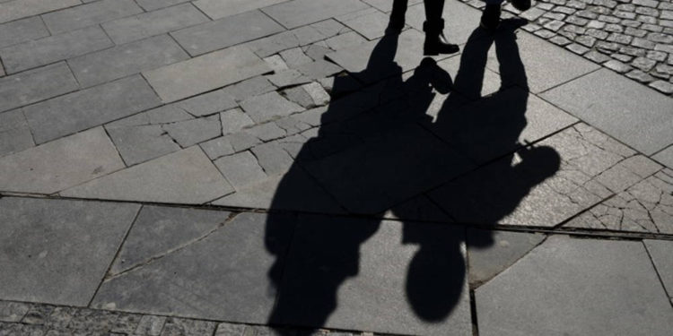 La gente camina por el pavimento, partes de las cuales fueron hechas con lápidas tomadas de un cementerio judío, en la zona peatonal de la Plaza Wenceslao en Praga el 20 de marzo de 2018. (FOTO AFP / Michal CIZEK)