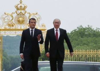 El presidente francés, Emmanuel Macron (L) y su homólogo ruso, Vladimir Putin, llegan al Palacio de Versalles, cerca de París, y se reúnen para conversar el 29 de mayo de 2017. (AFP Photo / Pool / Francois Mori)