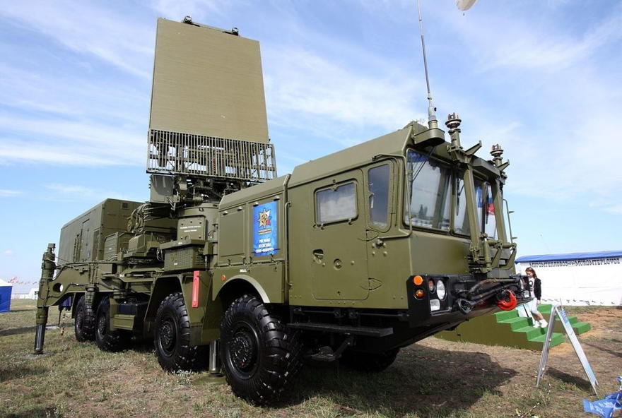 El radar de detección a toda altitud 96L6E de los sistemas S-300 y S-400, montado en el chasis del MZKT-7930. (WikiMedia Commons)