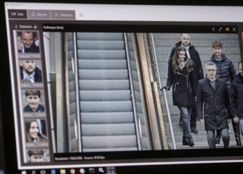 Una computadora con un sistema de reconocimiento facial automático muestra al Ministro del Interior alemán Thomas de Maiziere, centro derecha, mientras visita la estación de tren Suedkreuz en Berlín. (Crédito de la foto: REUTERS / MARKUS SCHREIBER)