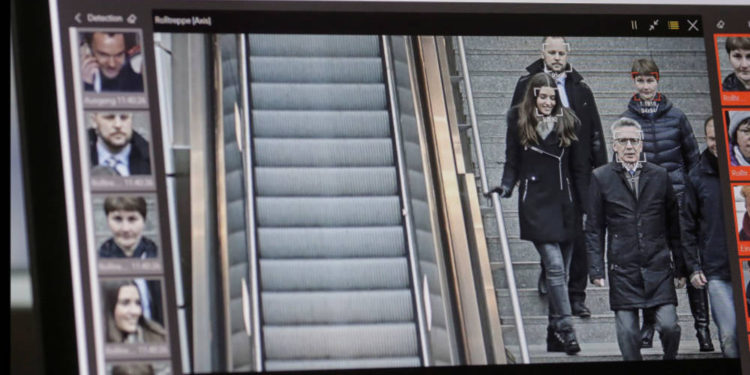 Una computadora con un sistema de reconocimiento facial automático muestra al Ministro del Interior alemán Thomas de Maiziere, centro derecha, mientras visita la estación de tren Suedkreuz en Berlín. (Crédito de la foto: REUTERS / MARKUS SCHREIBER)