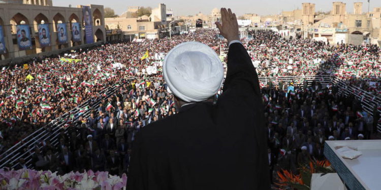 En esta foto publicada por el sitio web oficial de la oficina de la Presidencia iraní, el presidente Hassan Rouhani saluda a la multitud en una reunión pública en la ciudad de Yazd, a unas 410 millas (680 kilómetros) al sureste de la capital, Teherán, Irán, el domingo, 10 de noviembre de 2019. (Oficina de la Presidencia iraní a través de AP)