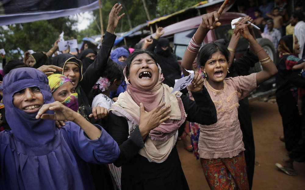 Mujeres rohinyá lloran y gritan consignas durante una manifestación de protesta para conmemorar el primer aniversario de la represión del ejército de Myanmar contra los musulmanes rohingya, el campo de refugiados de Kutupalong en Bangladesh, el 25 de agosto de 2018. (Foto AP / Altaf Qadri)