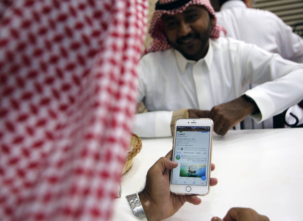 Ilustrativo: un hombre lee Twitter en una cafetería en Jiddah, Arabia Saudita, el domingo 3 de noviembre de 2019. (AP Photo / Amr Nabil)