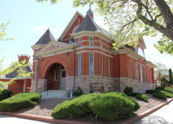 El histórico Templo Emanuel en Pueblo, Colorado, fue el presunto blanco de un ataque antisemita de terrorismo doméstico.