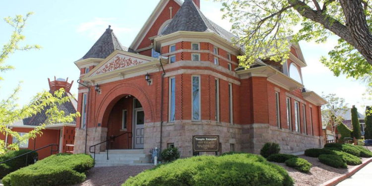 El histórico Templo Emanuel en Pueblo, Colorado, fue el presunto blanco de un ataque antisemita de terrorismo doméstico.