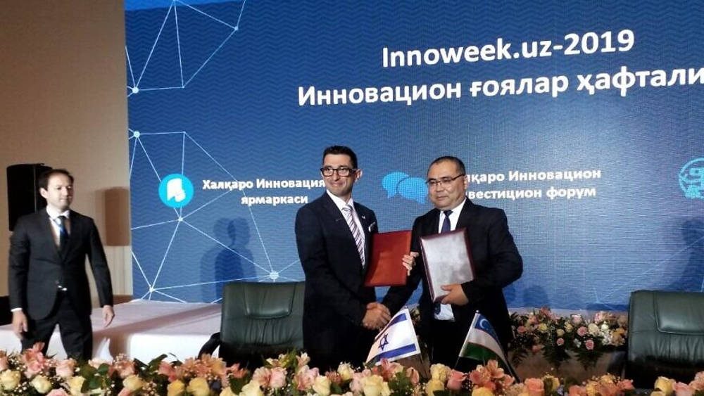 El vicepresidente de marketing y ventas de Watergen, Michael Rutman (izquierda) y el ministro de Innovación de Uzbekistán, Ibrohim Abdurakhmonov, firmaron un memorando de entendimiento para mejorar la disponibilidad de agua potable mediante la tecnología de la compañía, octubre de 2019. Crédito: Watergen.