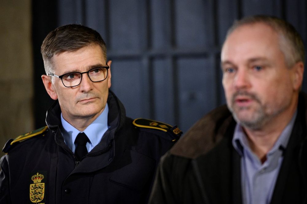 Joergen Bergen Skov (L), inspector jefe de policía de Copenhague, y Flemming Drejer (R), el jefe de la agencia de inteligencia PET dan una conferencia de prensa en la estación de policía principal de Copenhague el 11 de diciembre de 2019 (Philip Davali / Ritzau Scanpix / AFP)