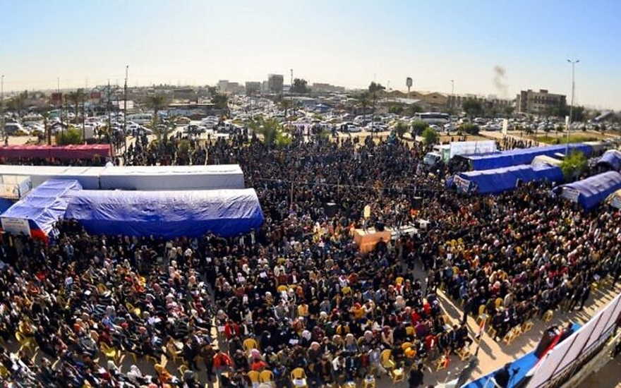 Los manifestantes se reúnen durante una sentada antigubernamental frente a la puerta de la Universidad de Kufa en la ciudad central iraquí de Kufa, adyacente a la ciudad del santuario sagrado de Najaf, el 22 de diciembre de 2019. (Haidar Hamdani / AFP)