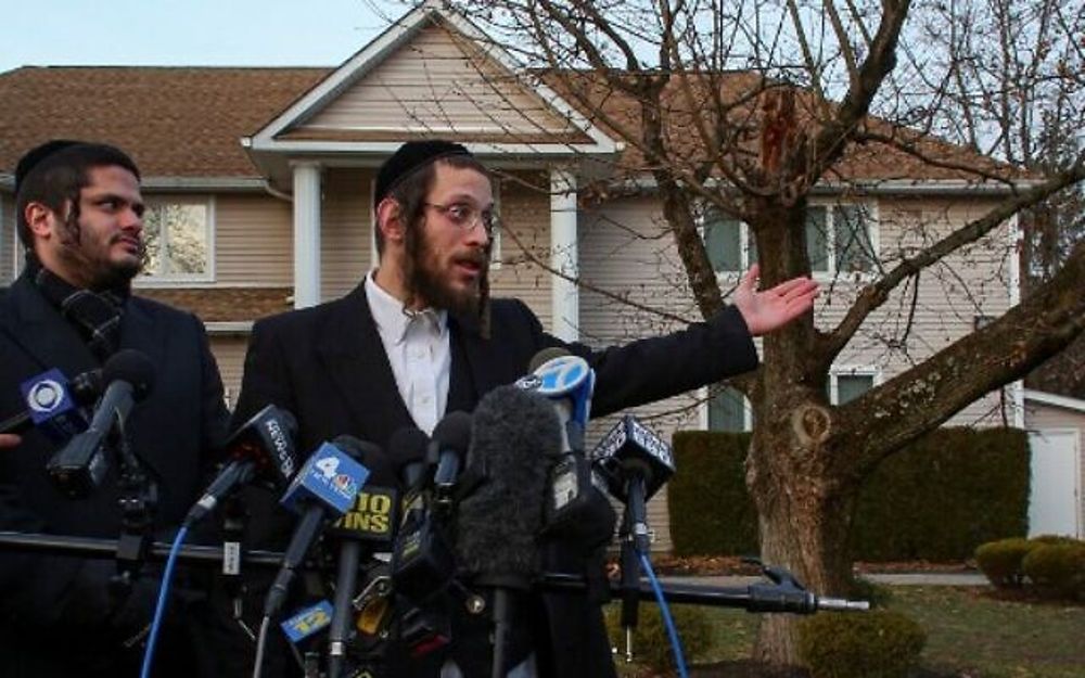 Joseph Gluck (R) habla con la prensa mientras describe el ataque con machete que tuvo lugar antes afuera de la casa de un rabino durante el festival judío de Hanukkah en Monsey, Nueva York, el 29 de diciembre de 2019. (Foto de Kena Betancur / AFP)