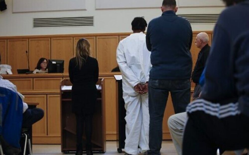 El sospechoso en un apuñalamiento de Hanukkah en Monsey, Grafton Thomas, de 37 años, de Greenwood Lake, es visto dentro de una habitación en el Ayuntamiento de Ramapo en Airmont, Nueva York después de ser arrestado el 29 de diciembre de 2019. (Kena Betancur / AFP)