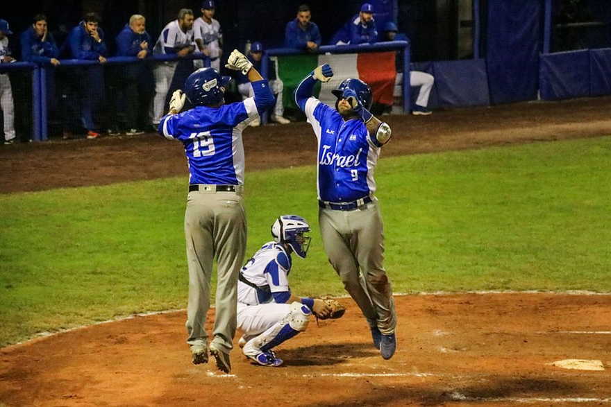 Margo Sugarman Danny Valencia, de 19 años y Nick Rickles celebran durante la victoria del Equipo Israel en el juego 5 contra Sudáfrica