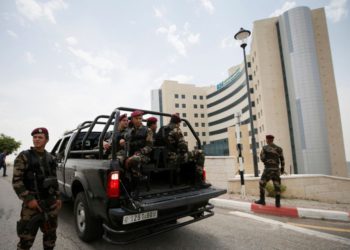 Árabe palestino preso por vender tierras a judíos muere en hospital de Ramallah