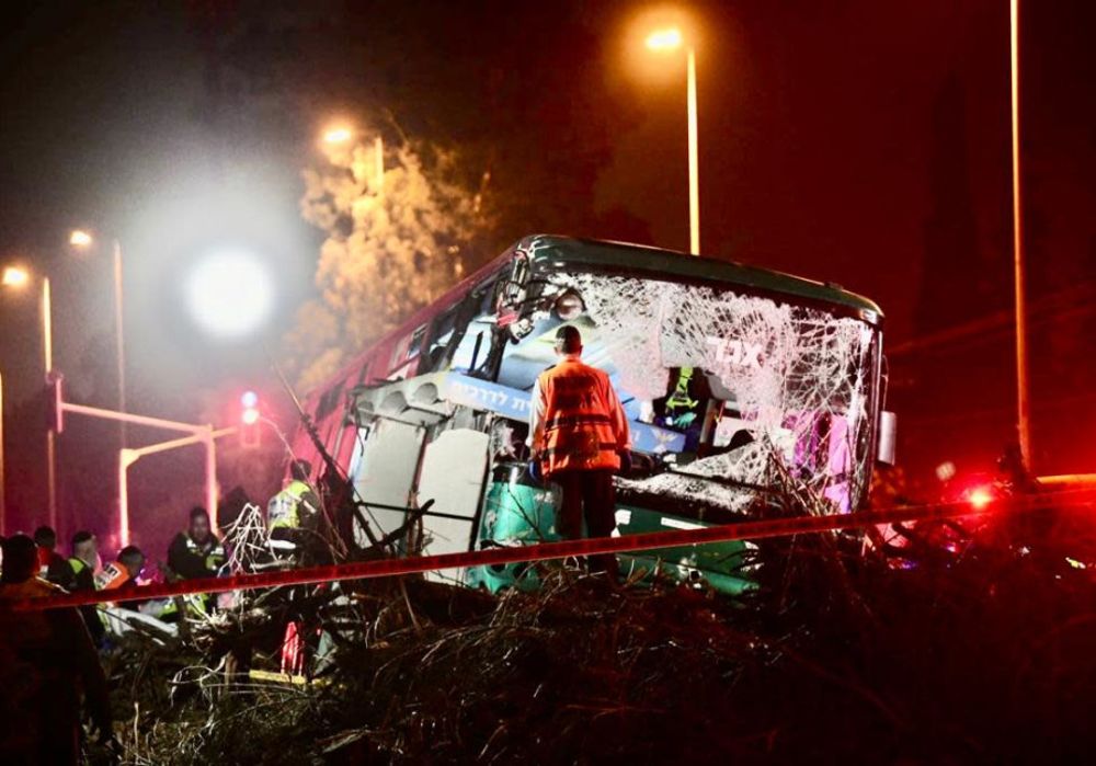 Vista del autobús después del accidente de tráfico, 22 de diciembre de 2019 (Crédito de la foto: Unidad del Portavoz de la Policía)