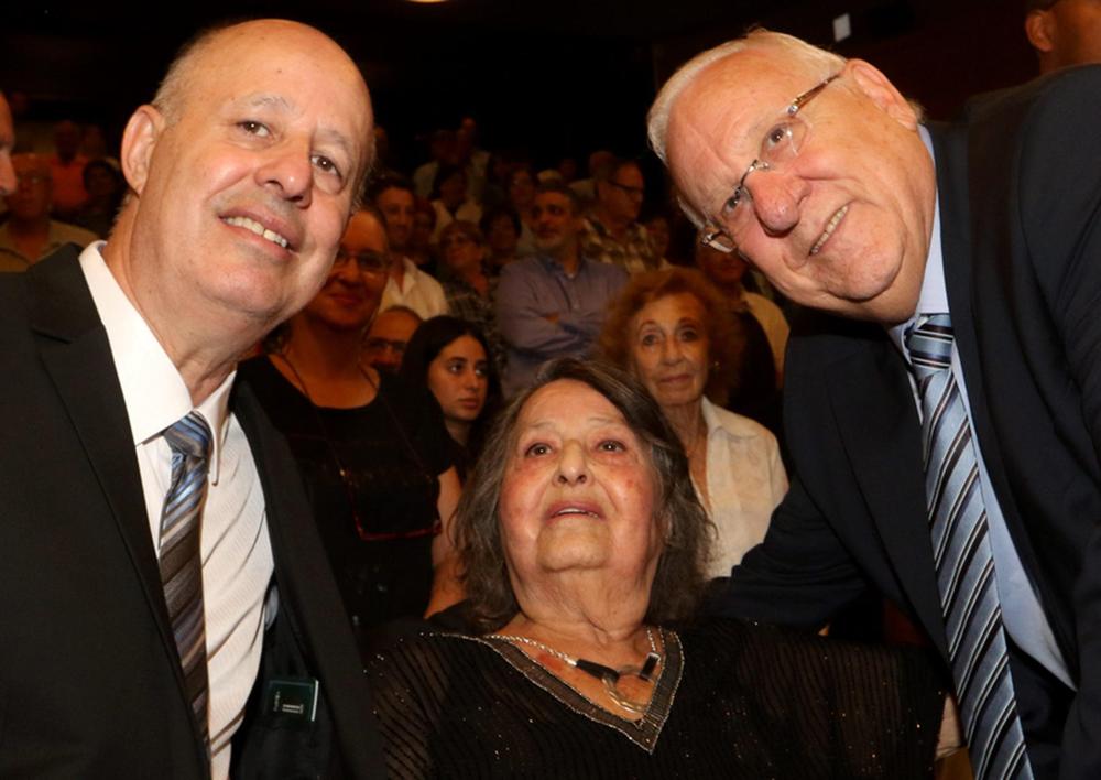 Geula Cohen con su hijo, Tzachi Hanegbi, y el presidente Reuven Rivlin, en su 90 cumpleaños. ( Foto: Menachem Begin Heritage Center )