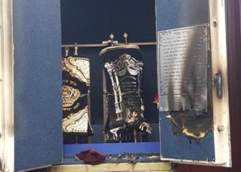 Vándalos incendian y roban rollos de la Torá en sinagoga de Judea y Samaria