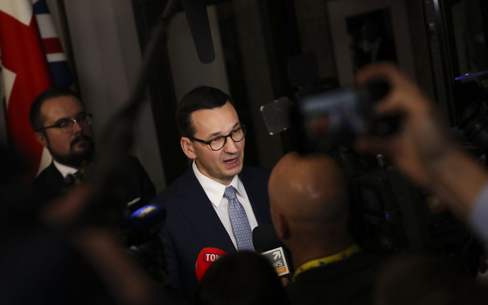 El primer ministro polaco, Mateusz Morawiecki, habla con los medios al final de una cumbre de la UE en Bruselas, el 13 de diciembre de 2019. (AP Photo / Francisco Seco)