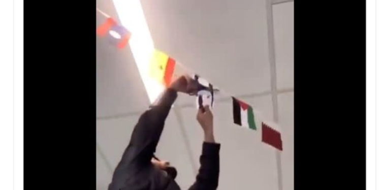 Estudiante de la Universidad de Ohio tira la bandera israelí a la basura