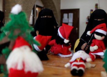 Musulmanas elaboran regalos para celebrar la Navidad en Gaza