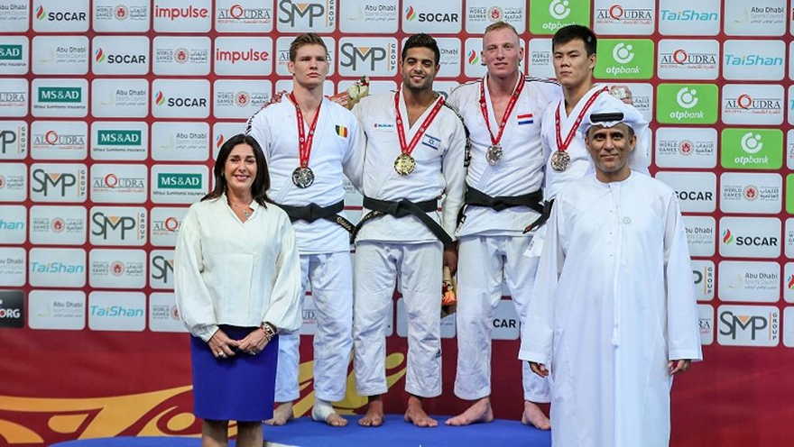La ganadora de la medalla de oro Sagi Muki, centro, y la ministra de deportes Miri Regev, abajo a la izquierda, en el podio en el Grand Slam de Abu Dhabi 2018