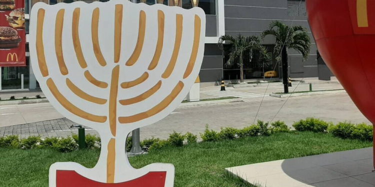 Menorah de Jánuca en McDonald's ilumina Manaos en Brasil