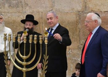 Netanyahu y Friedman encendieron la primera vela de Jánuca en el Muro Occidental