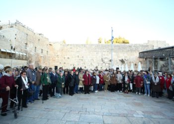 Sobrevivientes del Holocausto se reúnen en el Muro Occidental para encender velas de Jánuca